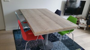 Steigerhouten tafel binnen