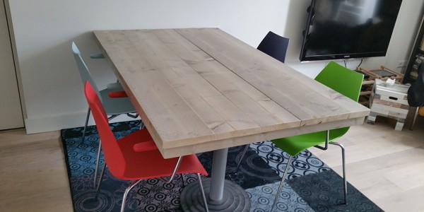 Steigerhouten tafel binnen