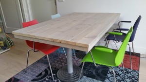 Steigerhouten tafel binnen