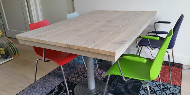 Steigerhouten tafel binnen