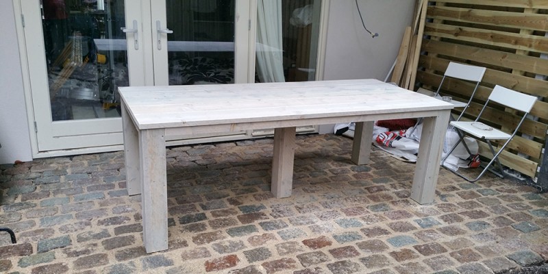 Steigerhouten tafel buiten